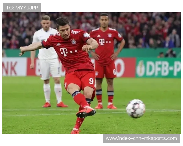 莱万高空停球后立即打门，拜仁锋线连线如水银泻地